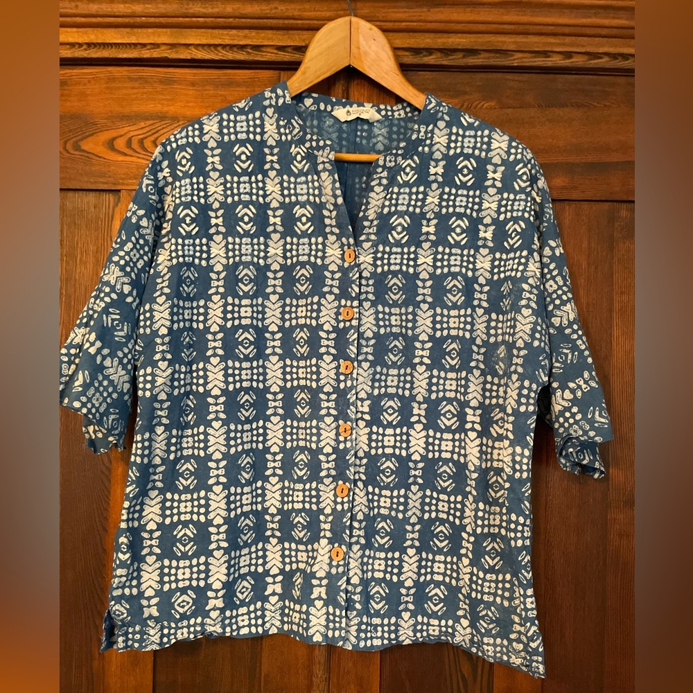 Women’s Size Medium Marketplace Camp Shirt